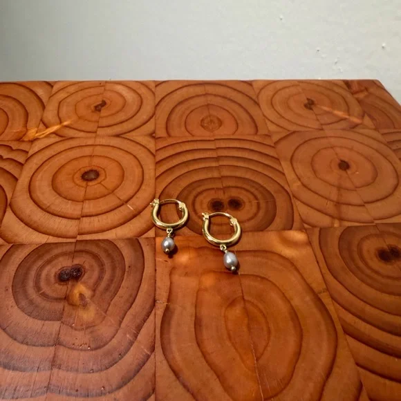 gorjana Perla Cultured Pearl Huggie Hoop Earrings with Grey Pearl - bought 2021 - Picture 2 of 8